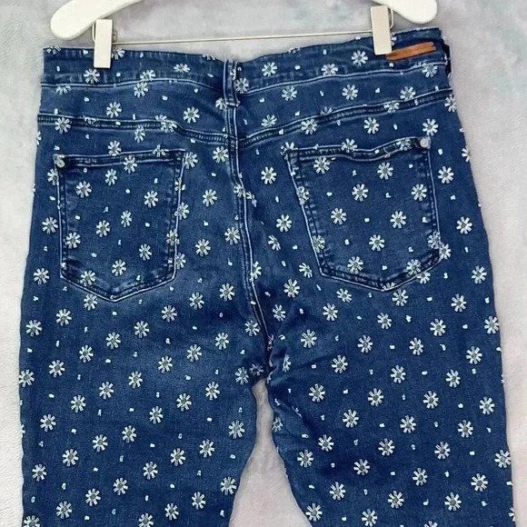 Pilcro Anthropologie Women’s Size 30 Floral Embroidered Cropped Bootcut Jeans - Picture 4 of 13